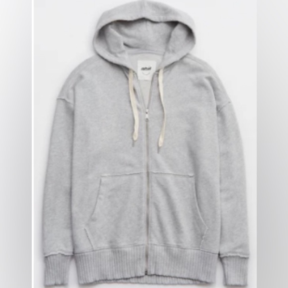 Aerie women’s light grey zip up jacket!
Size XS!
